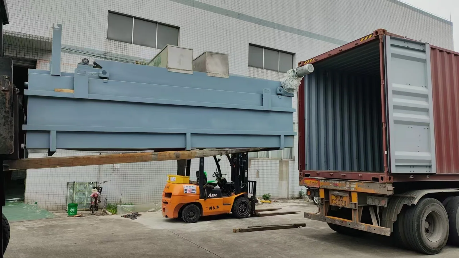 Filtration and circulation tank section loaded by forklift